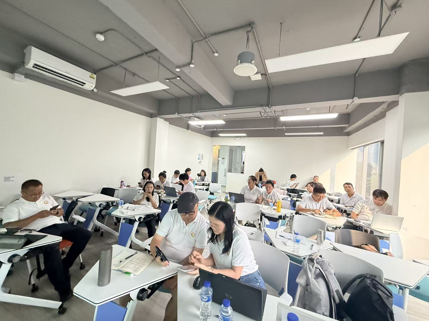 教师课堂实操与交流 / Teachers practising and discussing in class