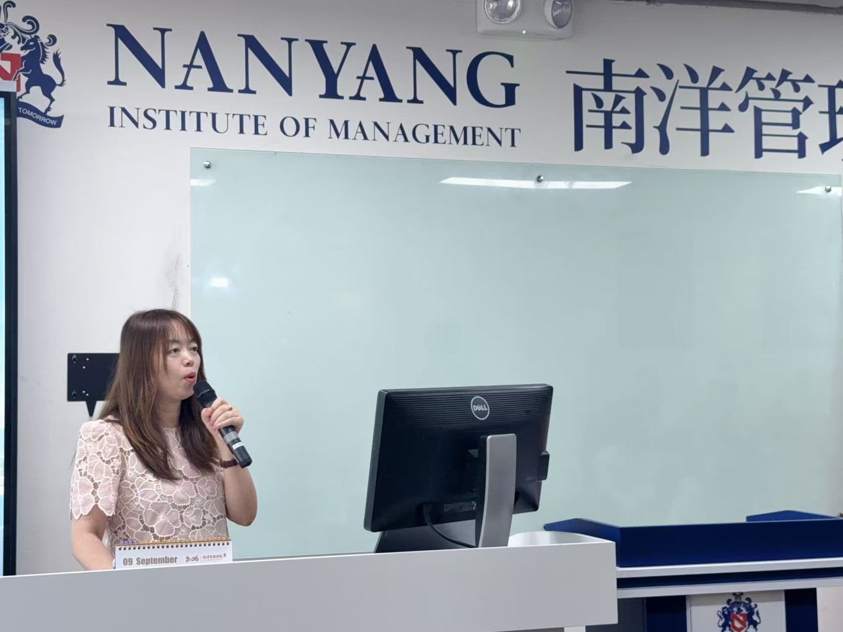 签约暨揭牌仪式现场发言 / Speaking at the signing and plaque unveiling ceremony