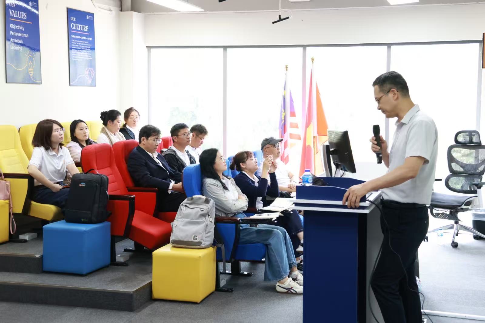 主题分享与现场交流 / Participants during the presentation and discussion