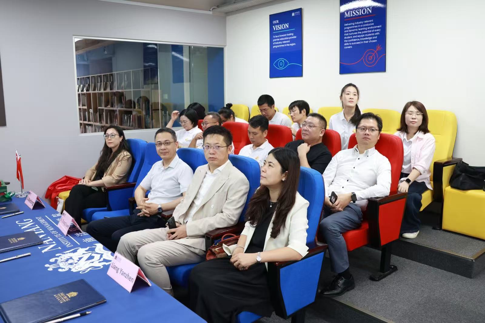 出席嘉宾与教师代表 / Guests and faculty representatives at the ceremony