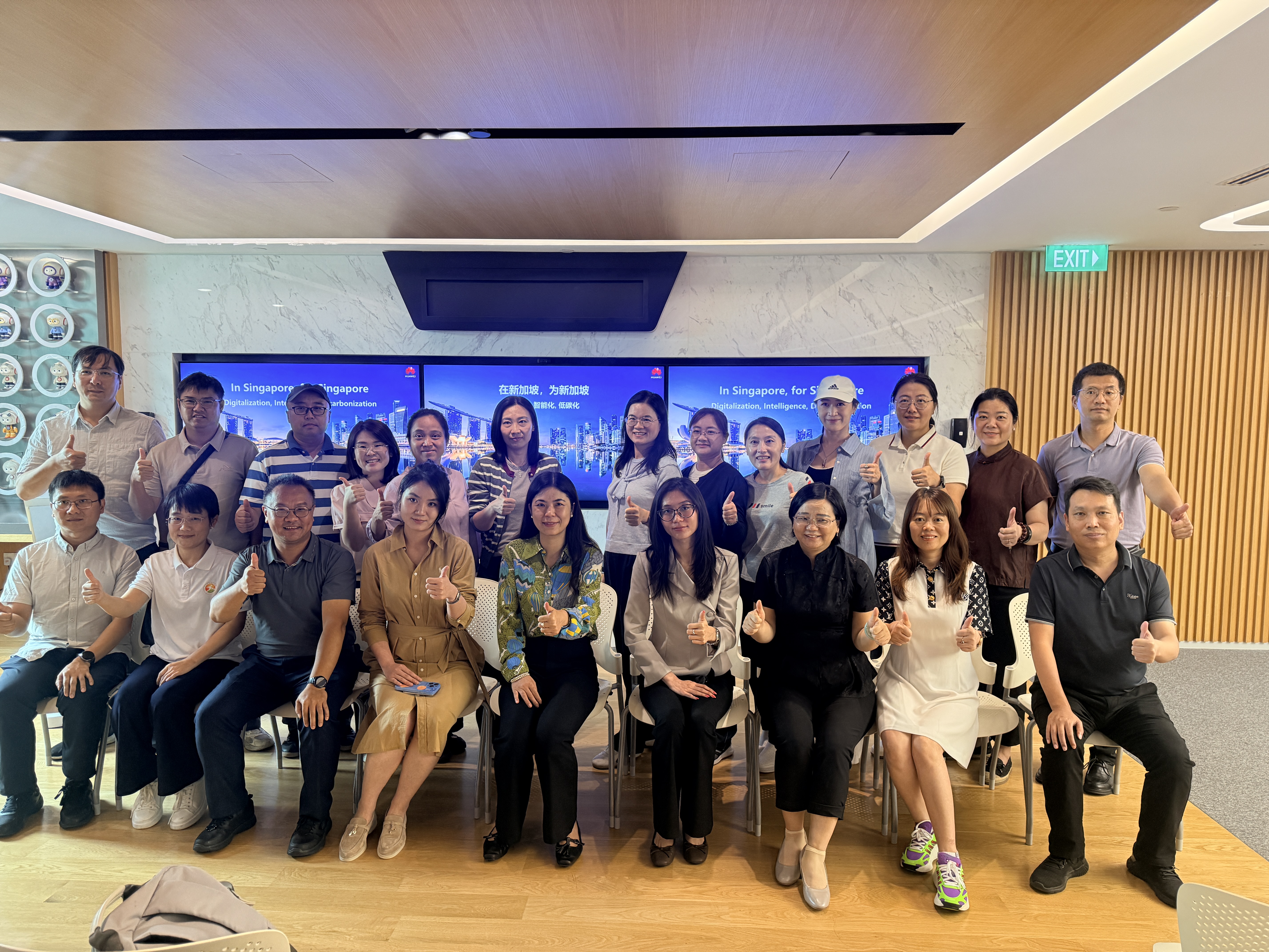广东科贸职业学院代表团与华为、BeeAI 人员合影